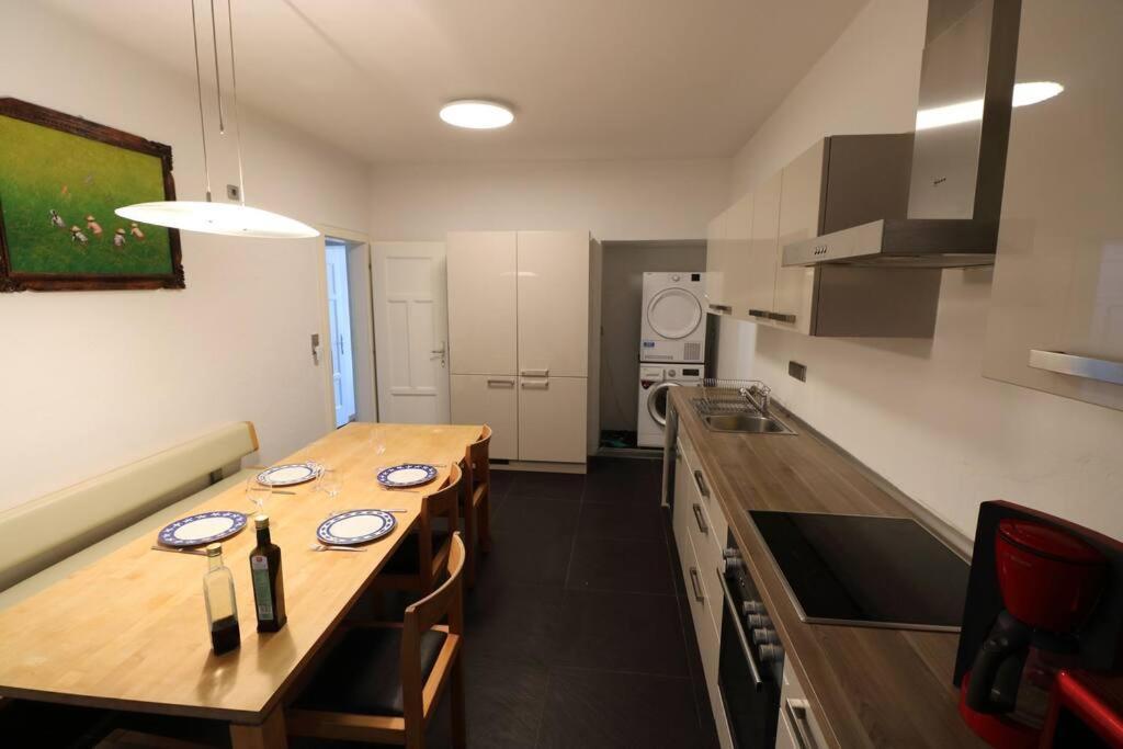 Apartment Altbautraum Am Gaertnerplatz 120 M2 Munich